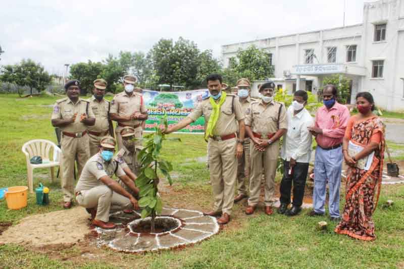కొనసాగుతున్న హరితహారం.. పోలీస్‌శాఖ ఆధ్వర్యంలో మొక్కలు నాటిన సిబ్బంది