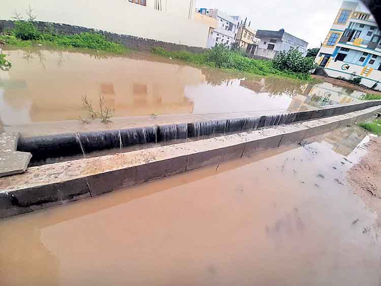 లోతట్టు ప్రాంతాలు జలమయం