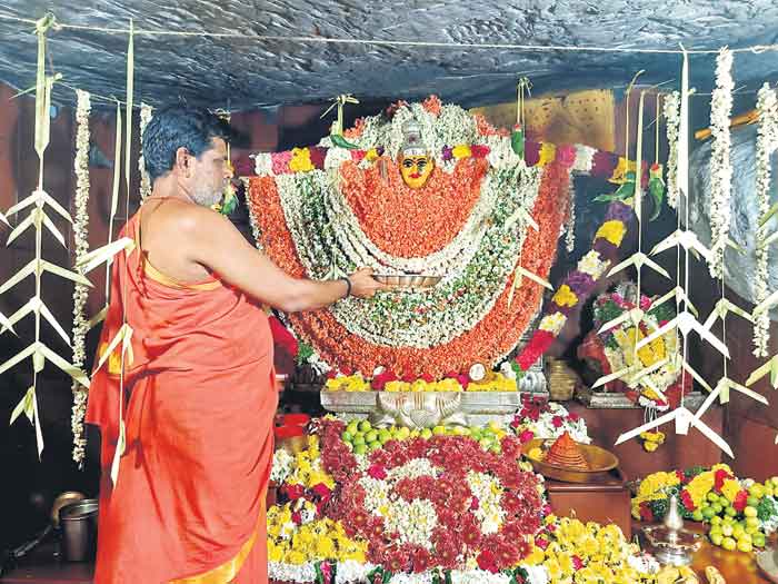 ఆలయాల్లో భక్తుల సందడి