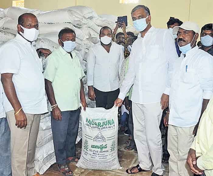 రైతుల మేలుకే ఎరువుల కేంద్రం