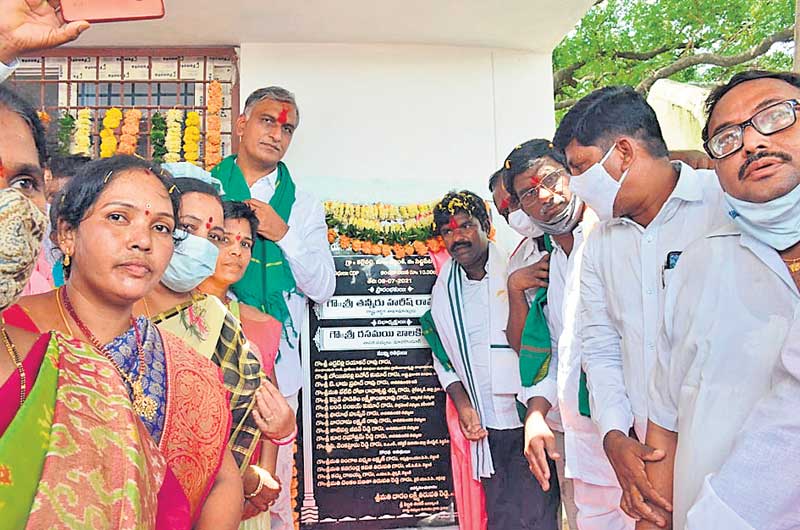 సీఎం కేసీఆర్‌ దూరదృష్టితోనే..పల్లెల్లో సుభిక్షం