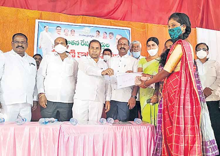 ప్రతి పేదవాడికి సంక్షేమ ఫలాలు