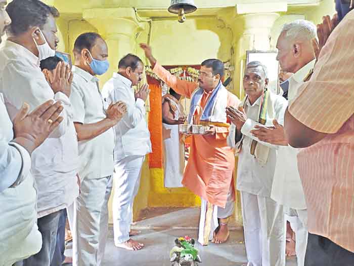 గుడిపై గుత్తాధిపత్యానికి చెక్‌..!