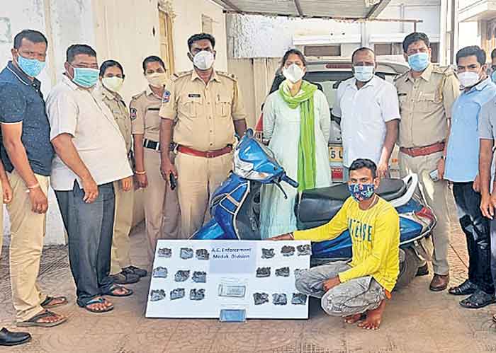 విద్యార్థులే టార్గెట్‌..