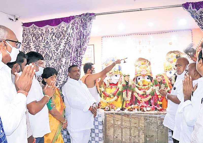 ఆలయ అభివృద్ధికి సహకారమందిస్తా