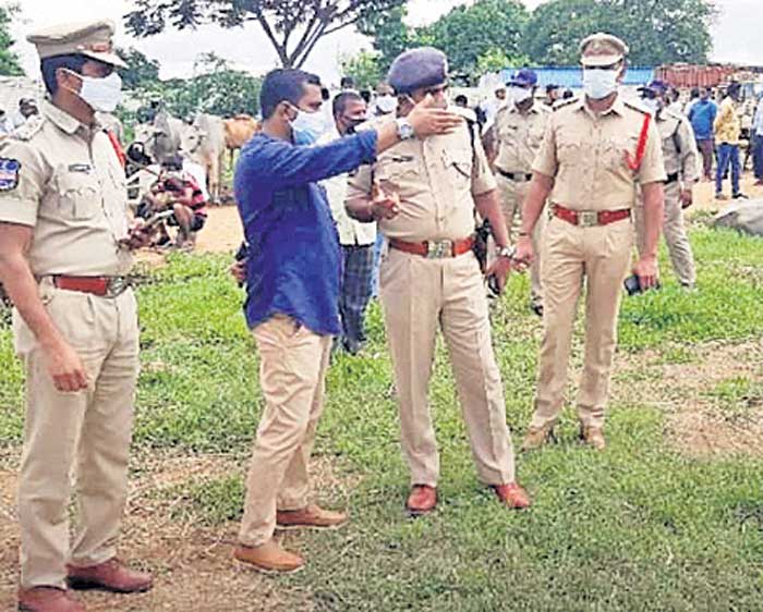 ఆవులు, లేగ దూడలు రవాణా చేస్తే కేసులు