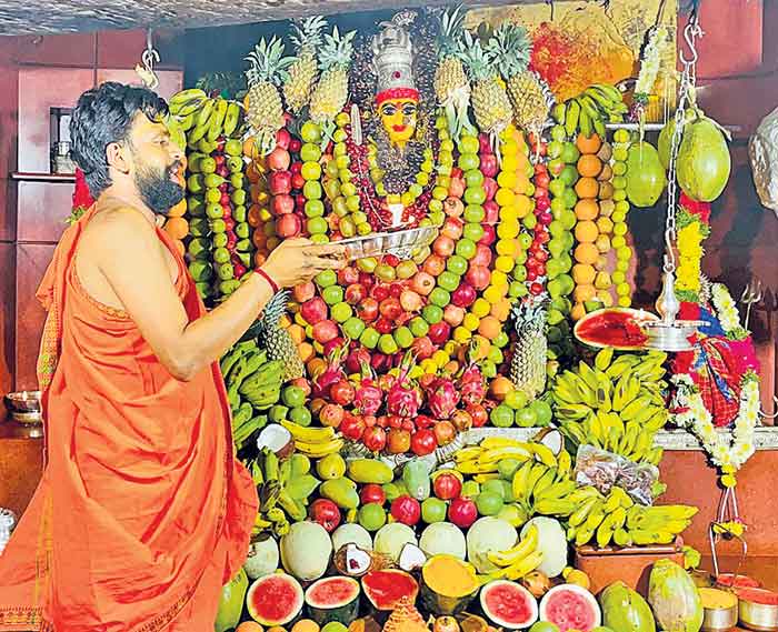 ఆలయాల్లో భక్తుల సందడి