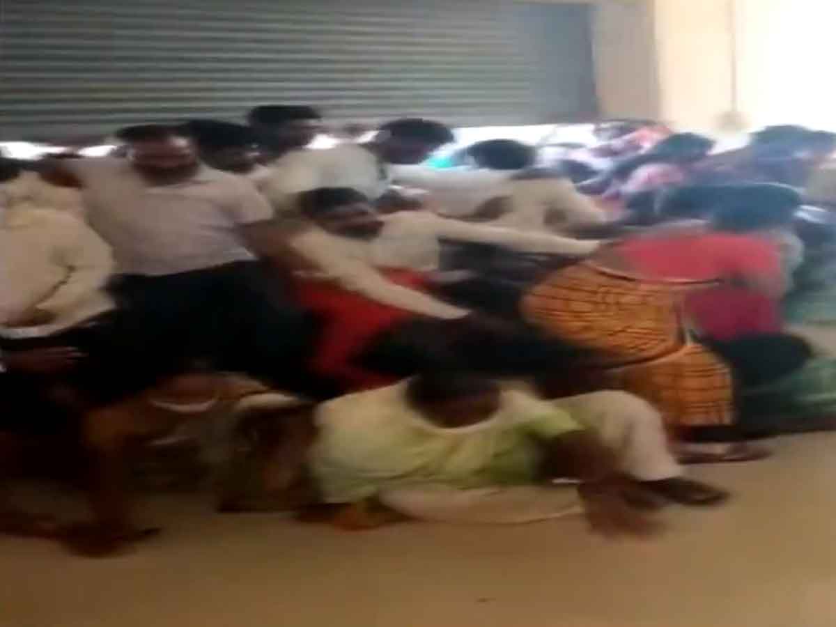 కరోనా టీకా కేంద్రం వద్ద తొక్కిసలాట