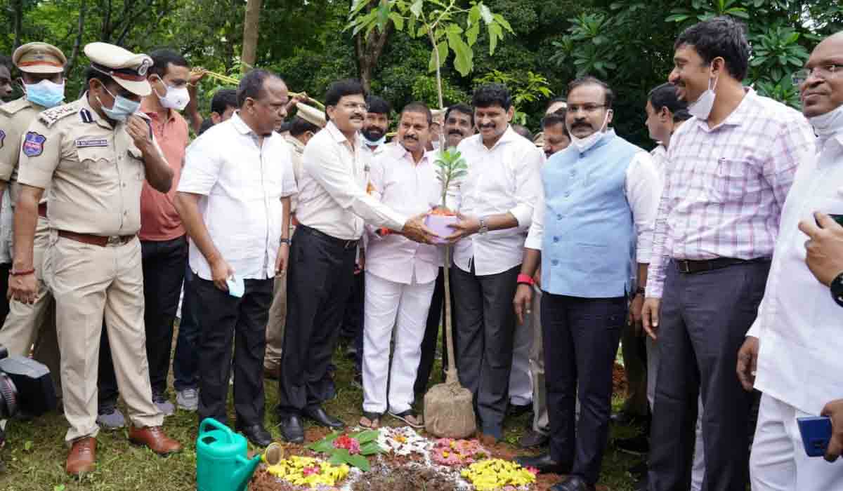 ముక్కోటి వృక్షార్చ‌న‌లో పాల్గొన్న ఎంపీ సంతోష్ కుమార్