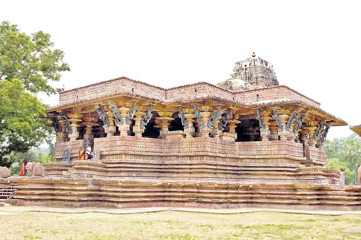 కుంచె రేఖల్లో రామప్ప పదిలం