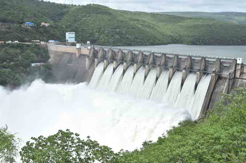 వరద హోరు కృష్ణమ్మ జోరు