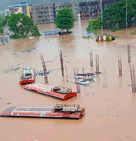 మహారాష్ట్రలో ఉప్పొంగుతున్న వరదలు