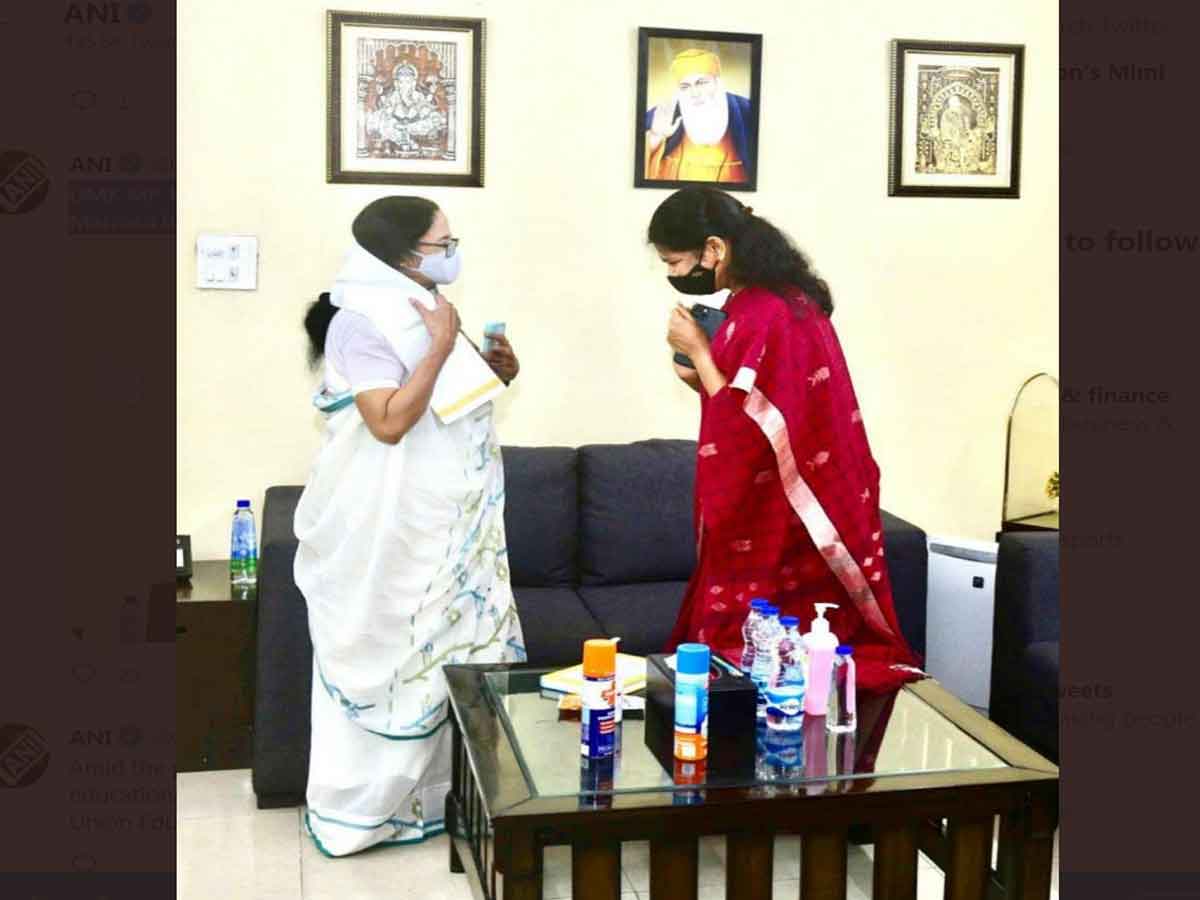 మమతా బెనర్జీని కలిసిన డీఎంకే ఎంపీ కనిమోళి