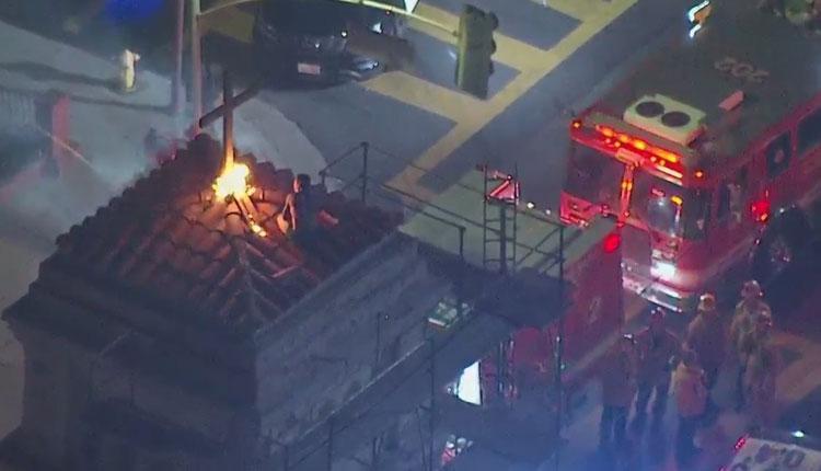 షాకింగ్: న‌గ్నంగా చ‌ర్చిపైకి ఎక్కి.. శిలువ‌కు నిప్పుపెట్టి.. వీడియో