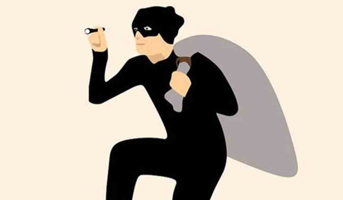 మెట్‌పల్లిలో మూడిళ్లలో చోరీ..