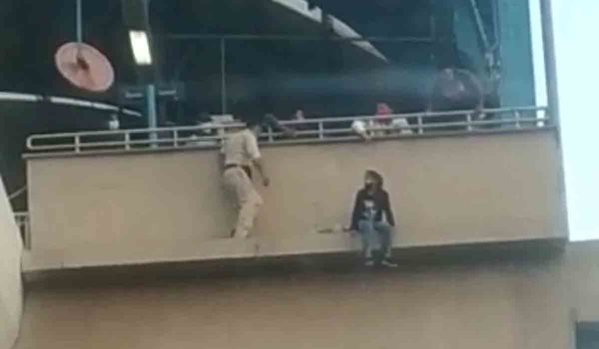 మెట్రో స్టేషన్‌ పైనుంచి దూకడానికి యత్నించిన యువతి.. రక్షించిన పోలీసులు