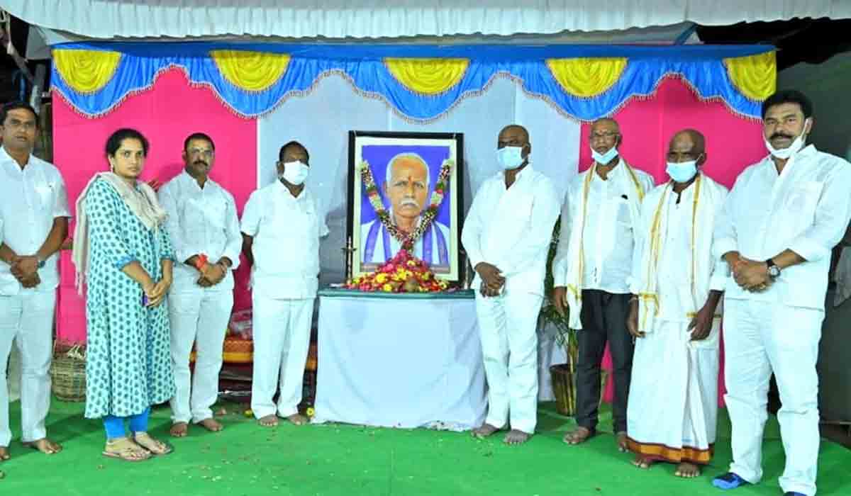 ఎమ్మెల్యే సుదర్శన్‌ రెడ్డిని పరామర్శించిన మంత్రి ఈశ్వర్‌