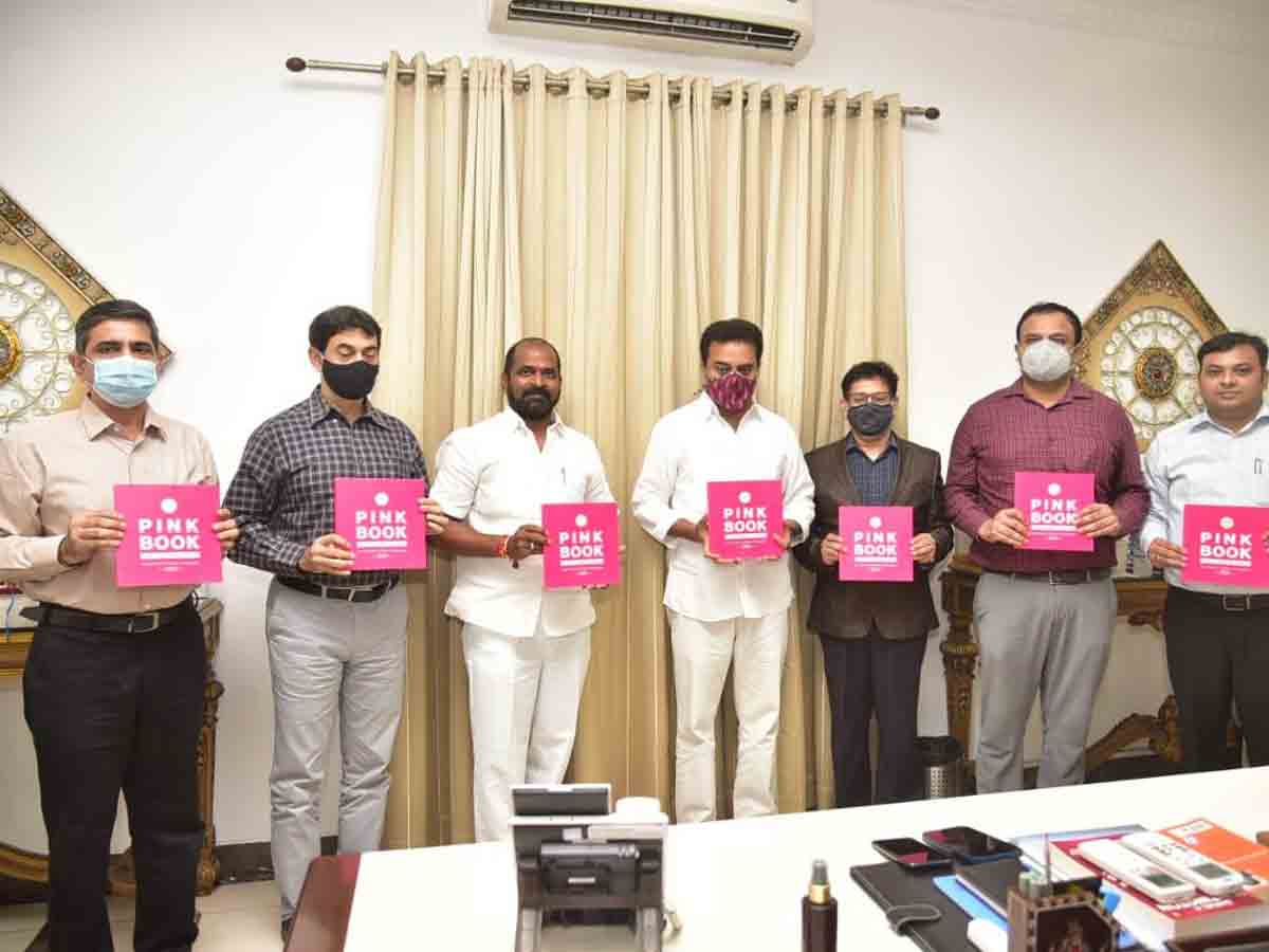 ‘పింక్‌ బుక్‌- ఇన్వెస్టర్‌ గైడ్‌ టు తెలంగాణ’ పుస్తకాన్ని ఆవిష్కరించిన  కేటీఆర్
