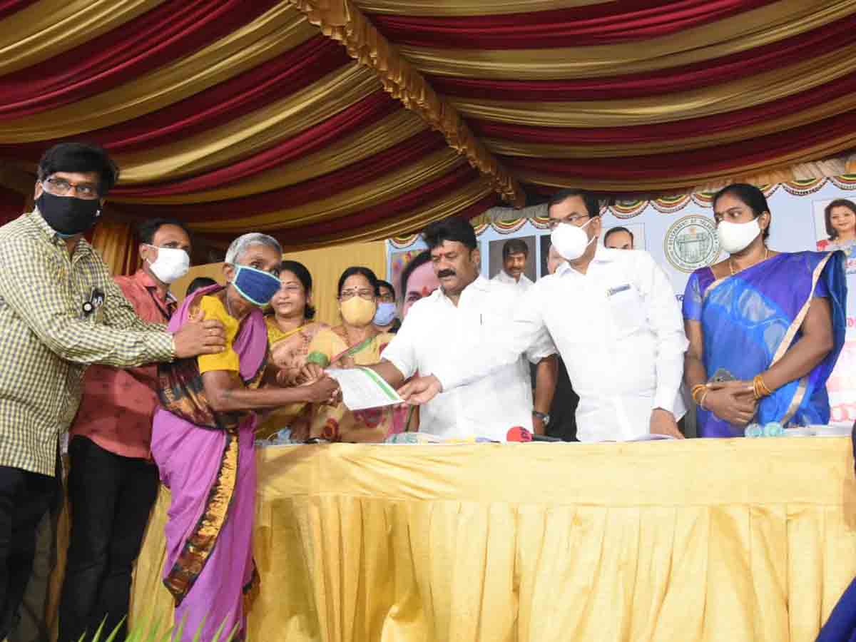 పేదలు ఆకలితో అలమటించొద్దన్నదే లక్ష్యం : మంత్రి తలసాని