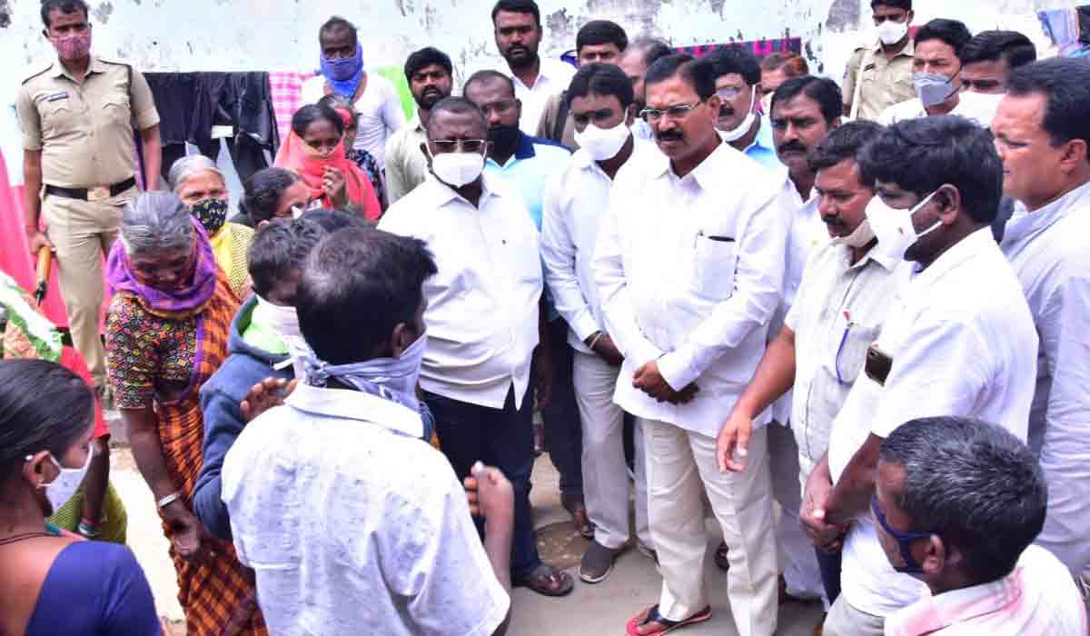 ఆత్మహత్యలు పరిష్కారం కాదు.. ఆత్మవిశ్వాసంతో జీవించాలి