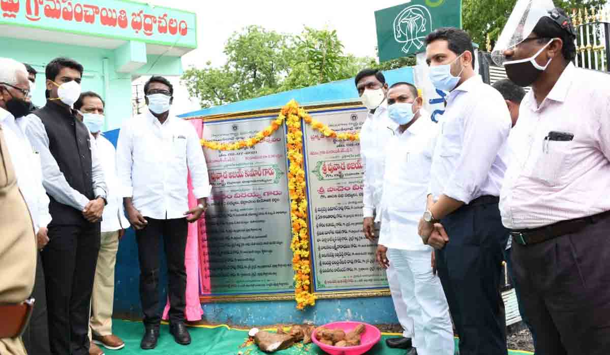 ప‌బ్లిక్ టాయిలెట్స్, ప్ర‌కృతి వ‌నాన్ని ప్రారంభించిన మంత్రి పువ్వాడ‌