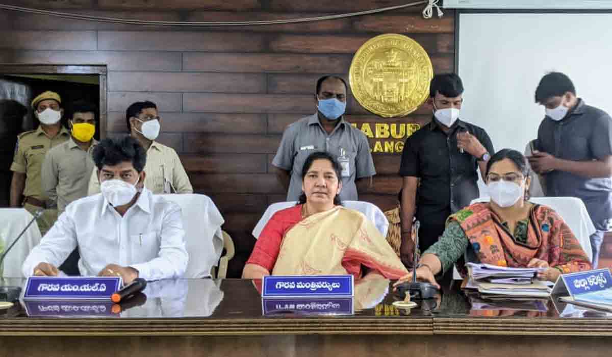 ఎలాంటి ఆస్తి, ప్రాణ నష్టం జరగకుండా చ‌ర్య‌లు తీసుకోవాలి : మంత్రి స‌త్య‌వ‌తి