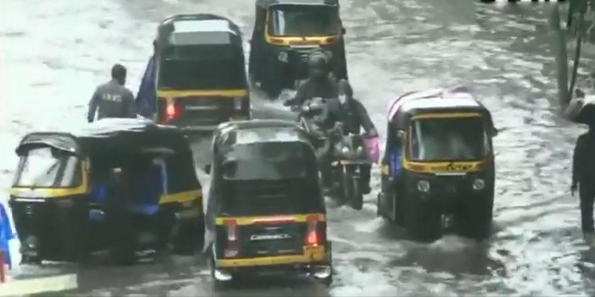 ముంబైని ముంచెత్తుతున్న వాన‌లు.. వీడియో