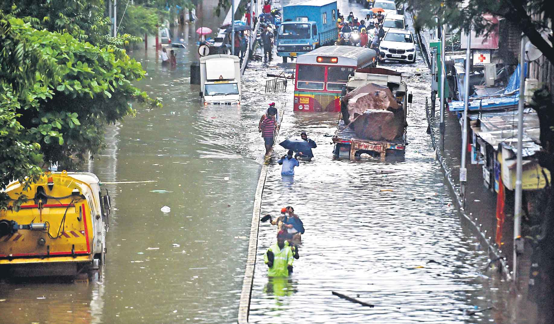 ముంబై మునక.. ఆర్థిక రాజధానిని ముంచెత్తిన వాన