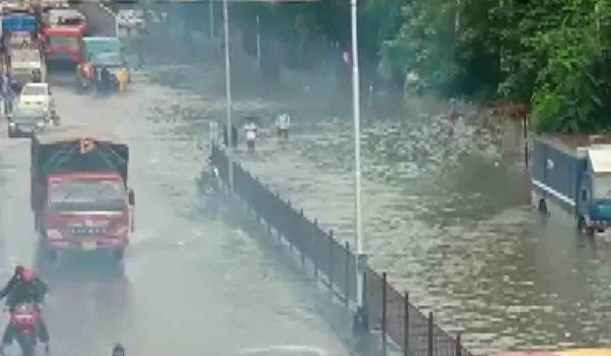 భారీ వ‌ర్షాల‌కు ముంబై అత‌లాకుత‌లం