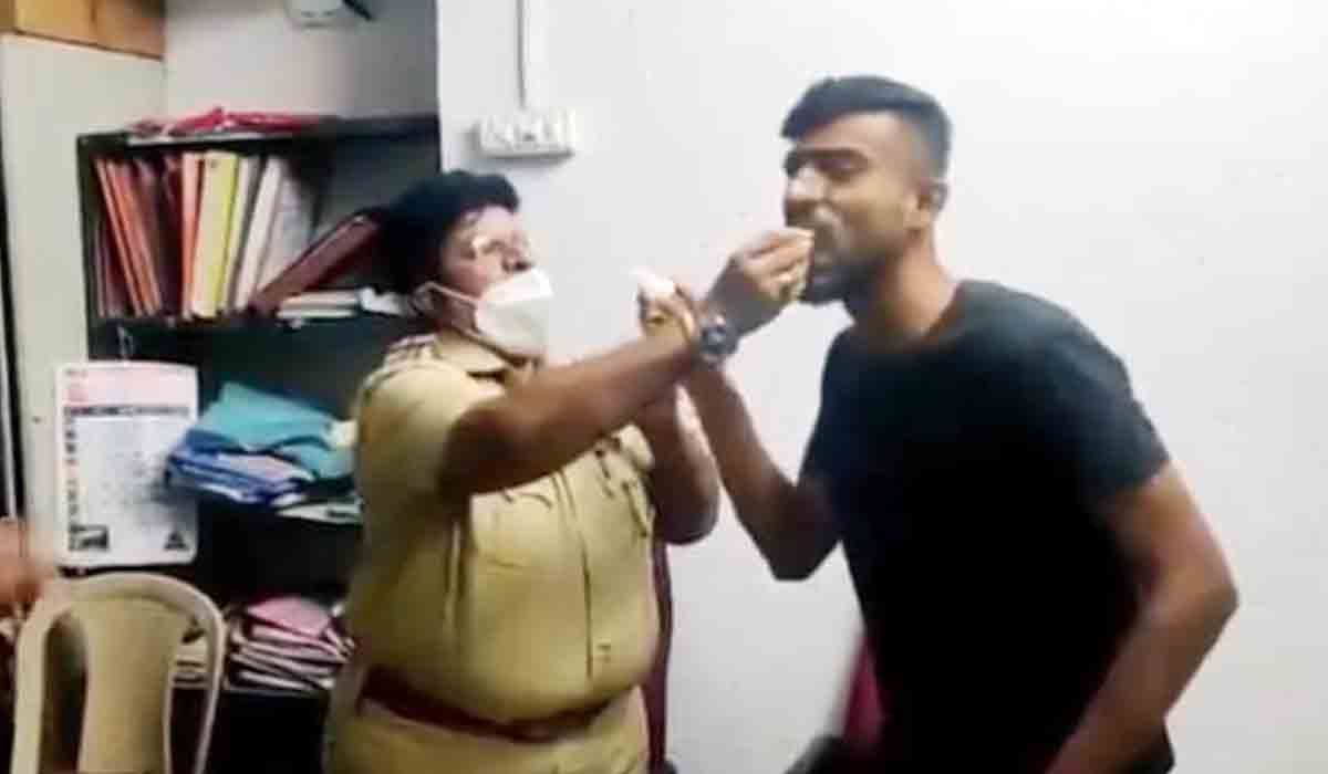 క్రిమినల్‌కు కేక్‌ తినిపించిన ఇన్‌స్పెక్టర్‌