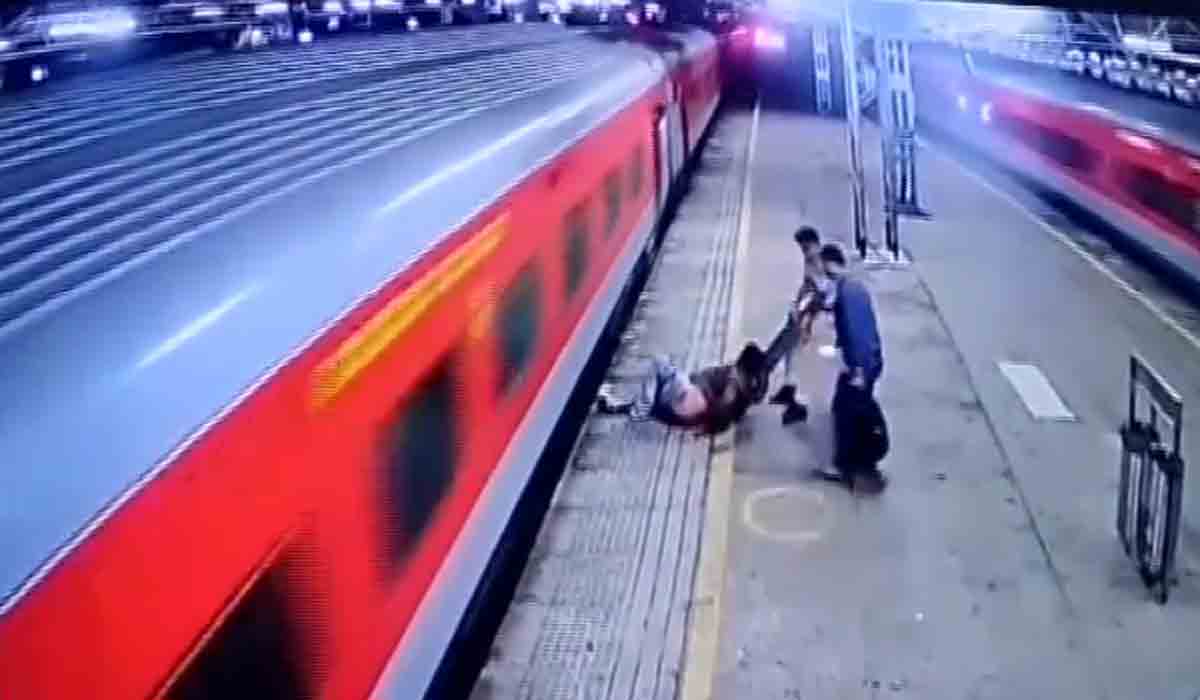 రైలులో నుంచి కిందపడిన వ్యక్తిని కాపాడిన కానిస్టేబుల్‌.. వీడియో