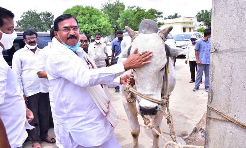 60 ఏండ్లు దోచుకున్నారు..