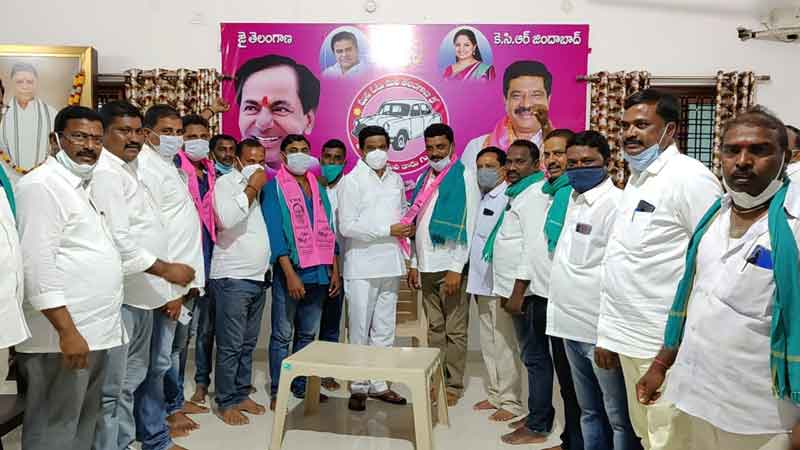 టీఆర్‌ఎస్‌లో చేరిన కాంగ్రెస్‌ నాయకులు