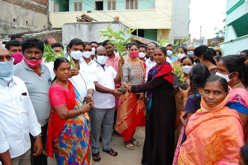 సర్వీసు రోడ్లు పూర్తిచేయకపోతే టోల్‌గేట్లు దిగ్బంధిస్తాం