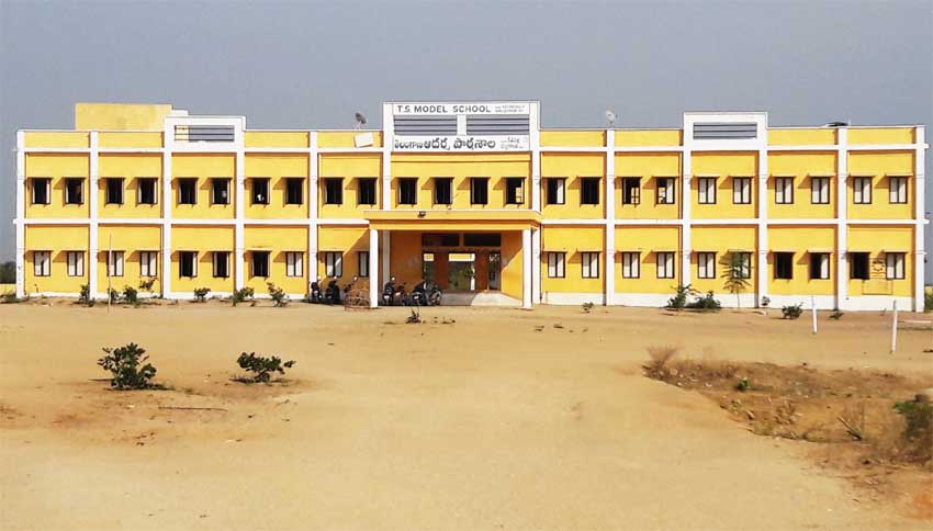 ప్రభుత్వ పాఠశాల్లో వసతులపై ఆరా