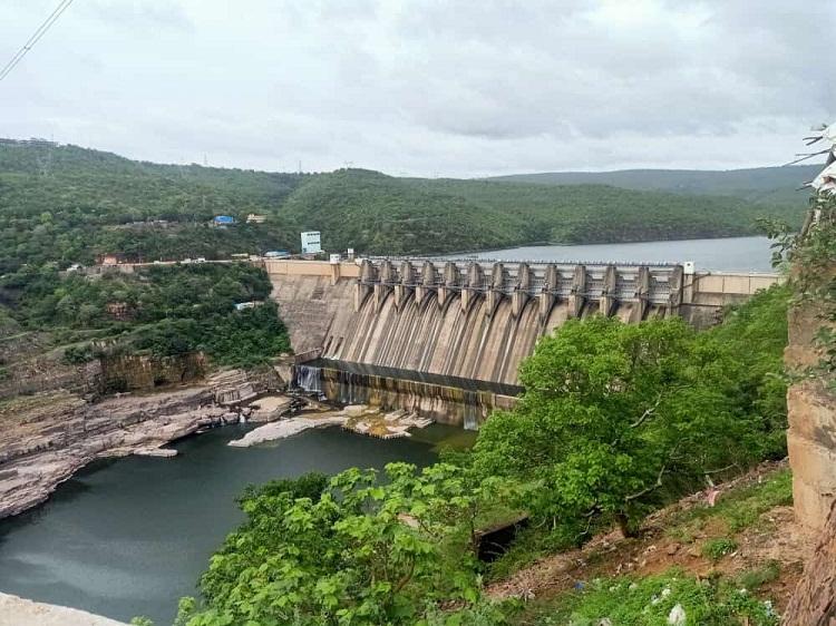 పూర్తిస్థాయి నీటిమట్టానికి చేరువలో శ్రీశైలం