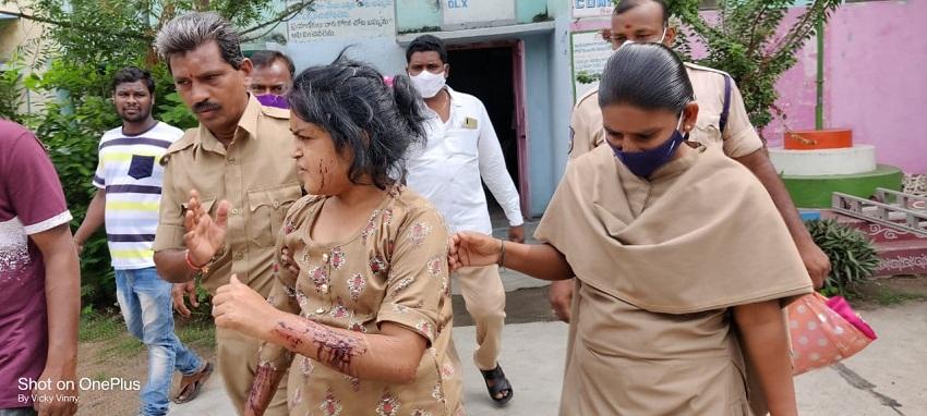 చెట్టు ఎక్కి.. చేతులు కోసుకుంటూ..