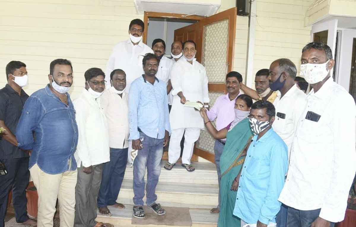 గడువులోగా పూర్తి కాకుంటే చర్యలు