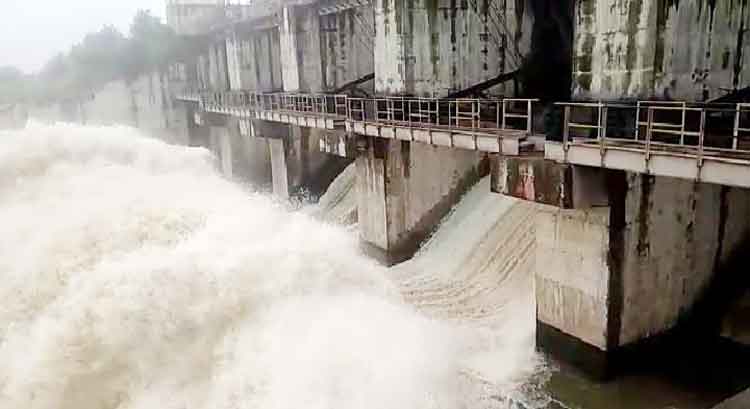 పొంగుతున్న వాగులు..వంకలు