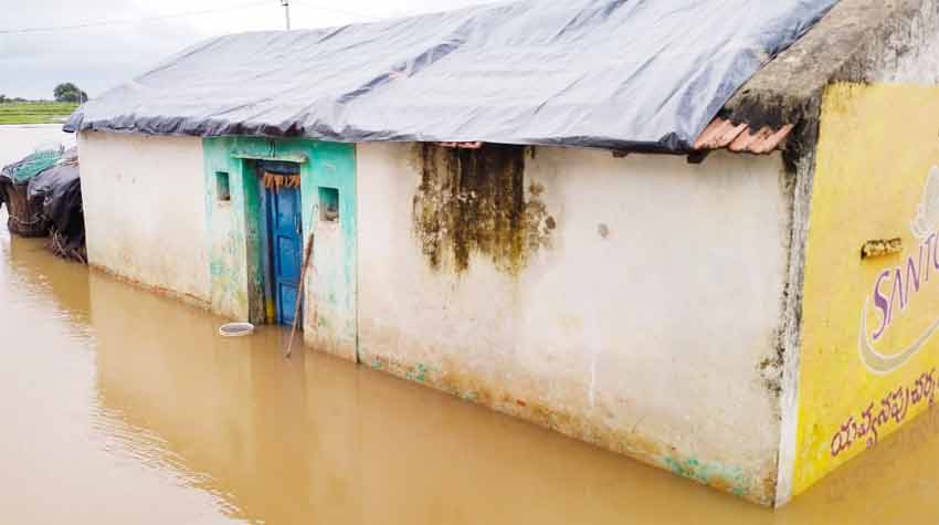 నిండిన చెరువులు.. పొంగిన వాగులు