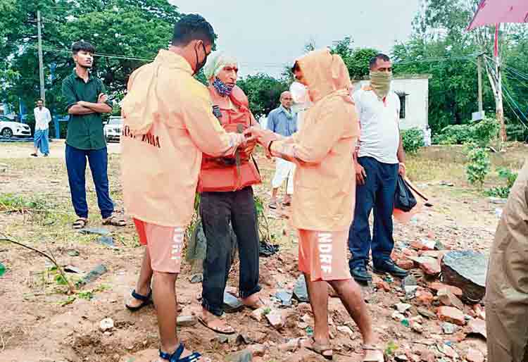 స్వామీజీలు సురక్షితం