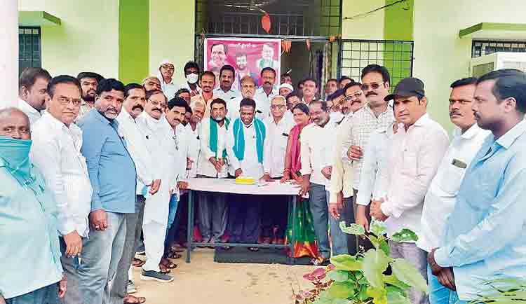 ఘనంగా డీసీసీబీ చైర్మన్‌ జన్మదిన వేడుకలు