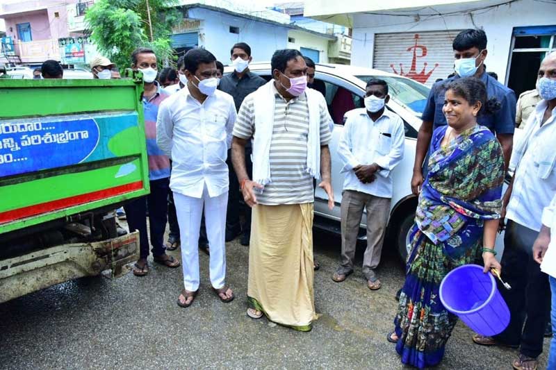 పల్లెను పలుకరిస్తూ..‘ప్రగతి’ని పరికిస్తూ..