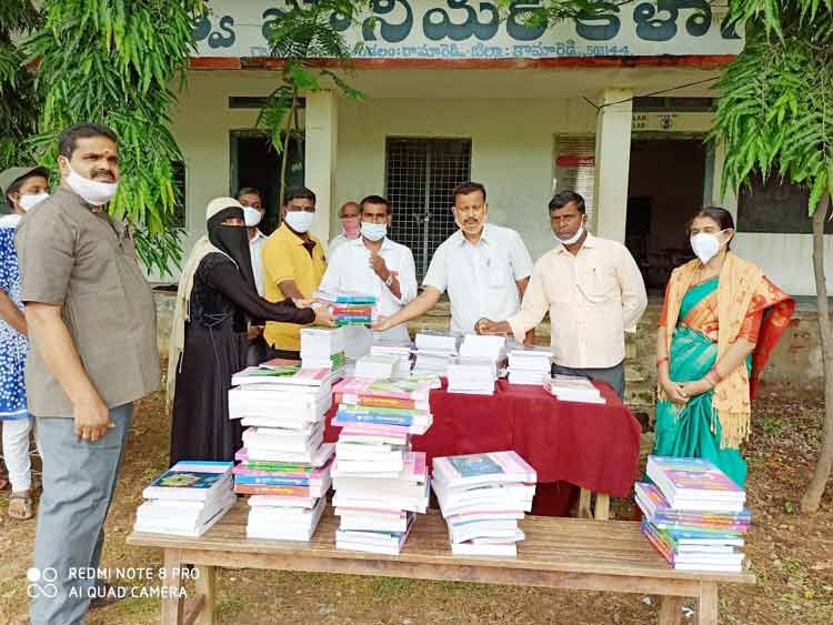 విద్యార్థులకు పాఠ్యపుస్తకాల పంపిణీ
