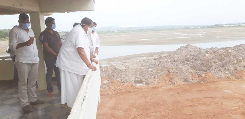 కేజ్‌వీల్‌ ట్రాక్టర్లు రోడ్లపై తిరిగితే సీజ్‌ చేయండి