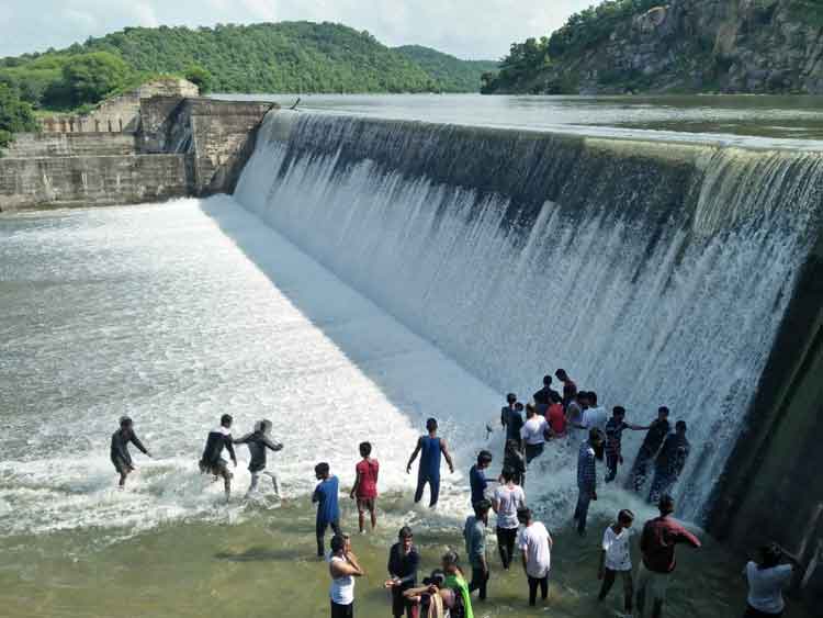 ప్రకృతి ఒడిలో .. రాళ్లవాగులో..