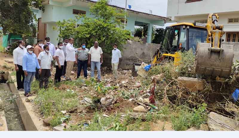 ప్లాట్లల్లో చెట్లు, ముళ్లపొదలు తొలగించుకోవాలి