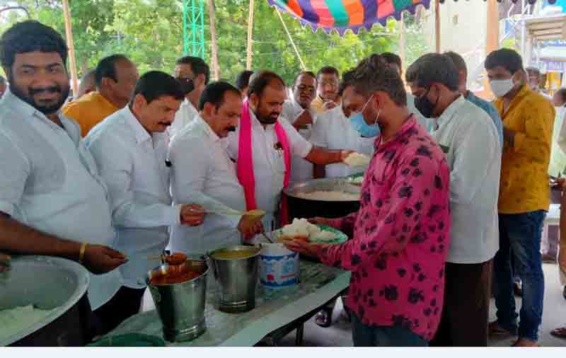 రైస్‌మిల్లర్స్‌ ఆధ్వర్యంలో అన్నదానం