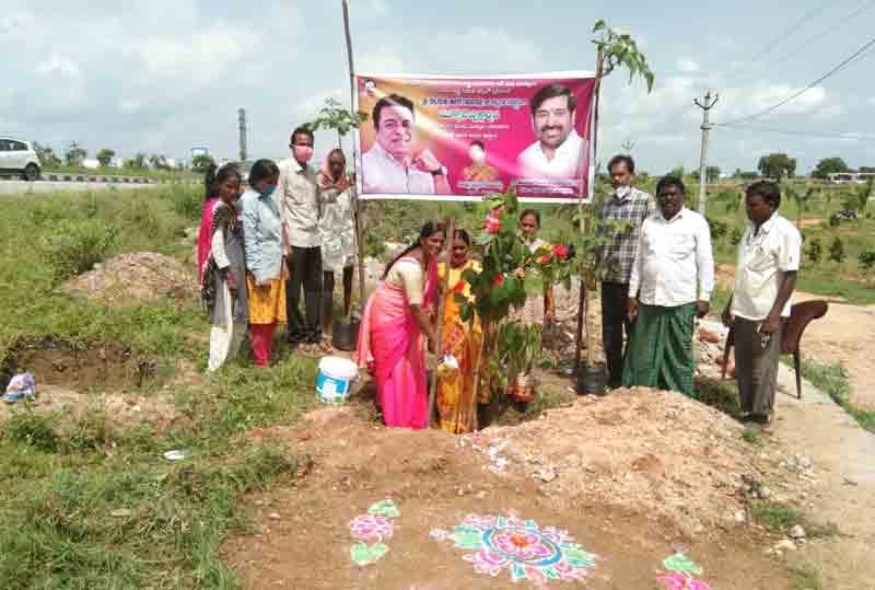 ముఖ్యమంత్రి కేసీఆర్‌ ఫ్లెక్సీకి క్షీరాభిషేకం