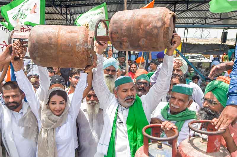 ఇంధన ధరల పెరుగుదలపై రైతుల నిరసన